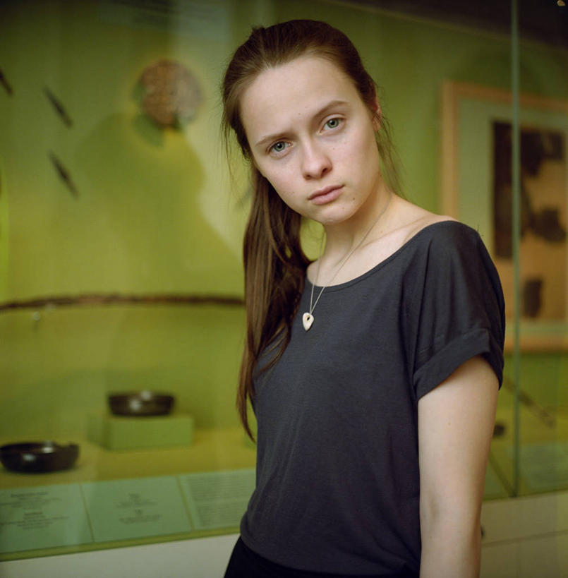 西方人,成年人,一个人,博物馆,站,竖图,室内,特写,信心,项链,欧洲,俄罗斯,欧洲人,仅一个年轻女性,仅一个女性,仅一个人,反射,休闲装,摄影,肖像,圣彼得堡,年轻女性,女人,女性,白种人,年轻人,半身,彩图,态度