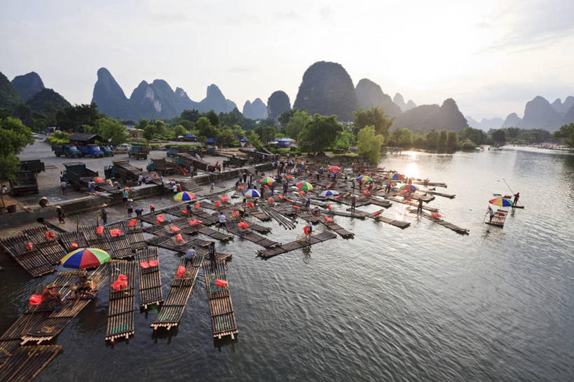 横图,俯视,室外,白天,美景,山,船,日光,停靠,漂浮,反射,伞,景观,云,喀斯特,树,风景,天空,自然,景色,运输,摄影,广西,宁静,停泊,自然风光,阳朔,彩图,高角度拍摄,遇龙河