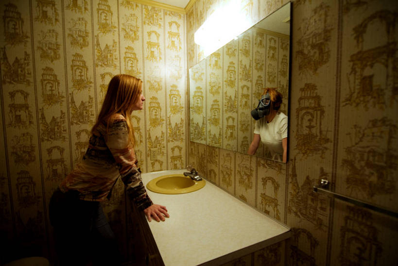 西方人,成年人,中年人,一个人,站,横图,室内,侧面,复古,壁纸,镜子,浴室,欧洲,美国,欧洲人,仅一个女性,仅一个人,反射,水槽,水龙头,古典,拿着,休闲装,靠,靠着,仅一个中年女性,思考,摄影,保护,想象,计算机制图,防毒面罩,女人,女性,中年女性,白种人,彩图