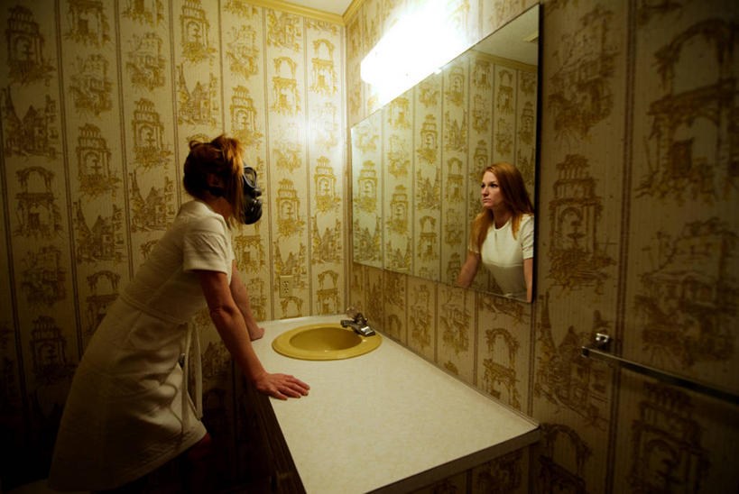 西方人,成年人,中年人,一个人,横图,室内,复古,壁纸,镜子,浴室,欧洲,美国,欧洲人,仅一个女性,仅一个人,水槽,水龙头,休闲装,靠,靠着,仅一个中年女性,思考,摄影,保护,照亮,北美,北美洲,美洲,想象,计算机制图,防毒面罩,北卡罗来纳州,北亚美利加洲,亚美利加洲,北卡罗来纳,焦油脚根之州,黑油鞋根之州,老北州,女人,女性,中年女性,白种人,触摸,彩图,美利坚合众国