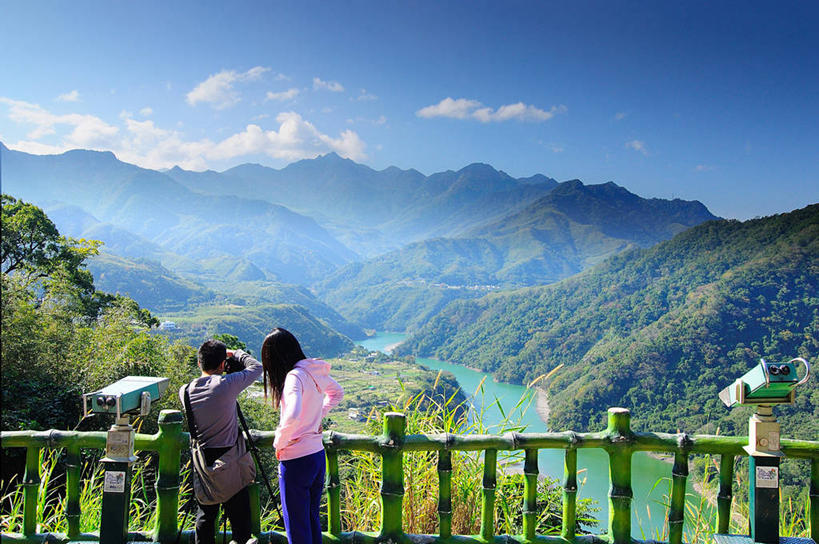 成年人,两个人,栏杆,站,横图,室外,白天,度假,河流,美景,山,雾,相机,台湾,景观,云,挎包,拿着,休闲装,拍照,风景,自然,叉腰,景色,摄影,自然风光,记忆,桃园县,双筒望远镜,年轻男性,年轻女性,年轻人,彩图