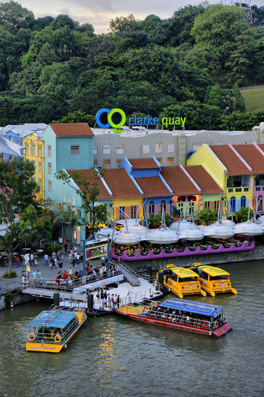 竖图,俯视,室外,白天,旅游,度假,河流,建筑,船,新加坡,行人,游客,游人,朦胧,模糊,反射,文字,云,许多人,路人,旅客,树,天空,一群人,运输,摄影,英文字母,过客,克拉码头,休闲活动,彩图,高角度拍摄,旅行