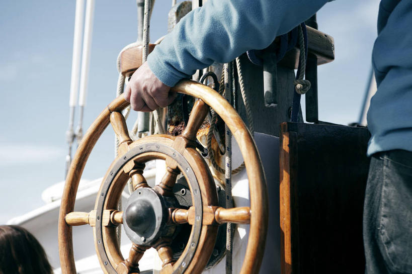 成年人,一个人,站,横图,室外,特写,白天,度假,旅途,船,西班牙,仅一个男性,云,拿着,天空,方向盘,摄影,控制,华贵,船长,休闲活动,彩图,锡切斯,巴塞罗那省