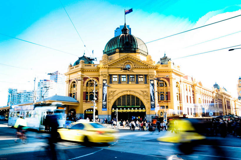 横图,室外,运动模糊,骄傲,城市,建筑,路,汽车,国旗,澳大利亚,云,拱门,天空,黄昏,摄影,圆顶建筑,墨尔本,步行,彩图,澳大利亚国旗