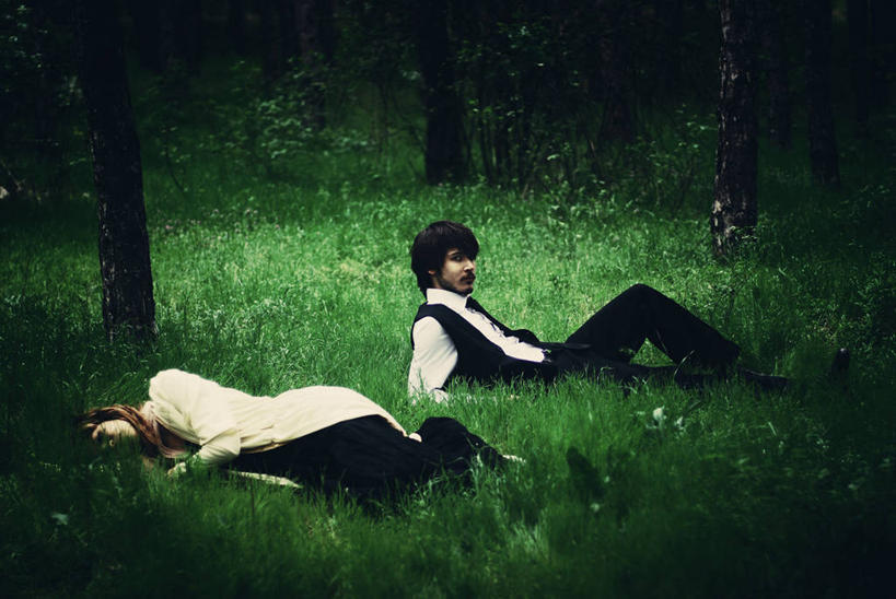 西方人,成年人,两个人,横图,室外,白天,懒惰,森林,欧洲,欧洲人,连接,首都,休闲装,草,树,自然,靠,靠着,放松,摄影,侧卧,安卡拉,年轻男性,年轻女性,白种人,年轻人,彩图,晕影