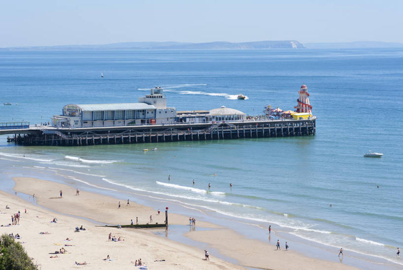 码头,横图,室外,白天,旅游,度假,海洋,水,建筑,英国,欧洲,行人,游客,游人,朦胧,模糊,沙子,河岸,许多人,英格兰,路人,旅客,自然,波浪,一群人,放松,摄影,享乐,西欧,大不列颠,多塞特郡,大不列颠及北爱尔兰联合王国,大不列颠及爱尔兰联合王国,英吉利,多塞特,伯恩茅斯,过客,海滩,休闲活动,彩图,行政区,西南英格兰,大不列颠王国,大英帝国,联合王国,日不落帝国