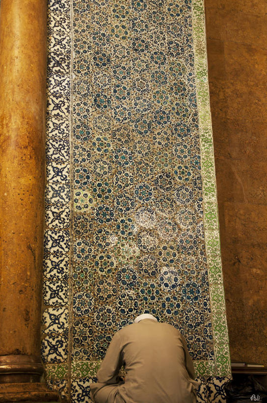 成年人,一个人,坐,竖图,室内,叙利亚,仅一个男性,注视,背面,观察,看,祈祷,摄影,观看,察看,伊斯兰教,关注,清真寺,灵性,阿勒颇,盘着腿坐,彩图