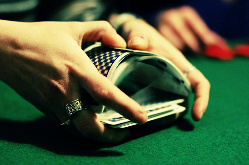 成年人,手,一个人,横图,特写,赌博,纸牌,纺织品,英国,首都,拿着,绿色,戒指,人体,摄影,部分,洗牌,机会,女人,休闲活动,彩图,机遇