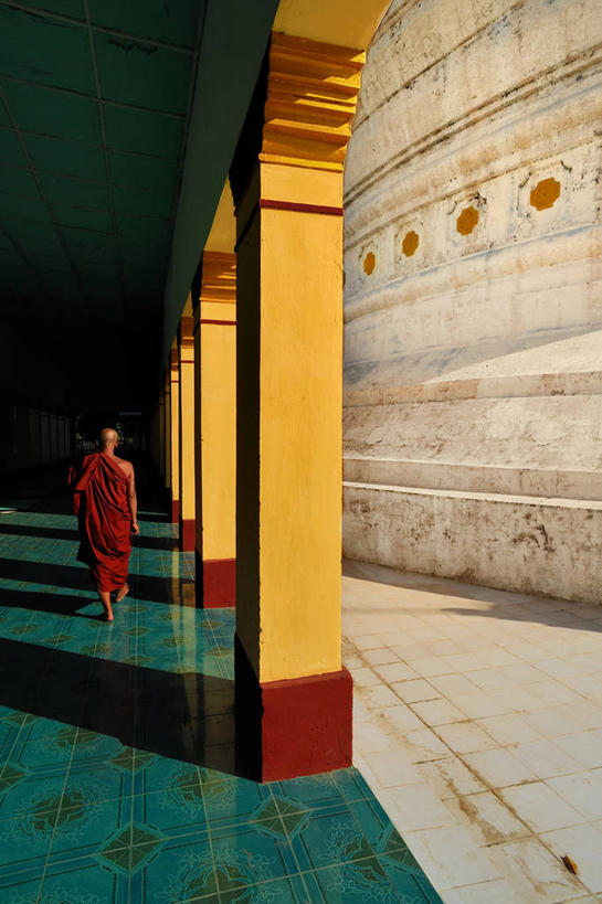 成年人,秃头,一个人,寺庙,竖图,室内,白天,缅甸,仅一个男性,阴影,长袍,柱子,佛塔,背面,摄影,佛教,曼德勒省,实皆省,光头,无发,僧侣,步行,彩图