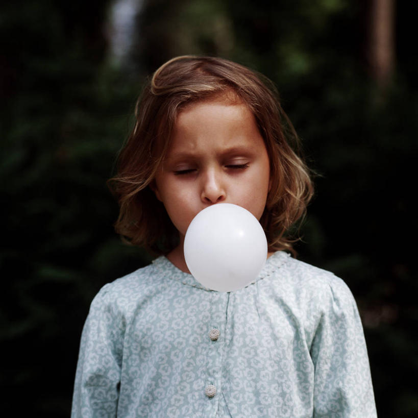 儿童,脸,头,脸颊,一个人,站,方图,室外,特写,白天,正面,纯洁,荷兰,仅一个女性,仅一个人,休闲装,吹气,肩膀,小孩,气球,仅一个小孩,可爱,童年,童趣,摄影,童真,烂漫,无邪,写实,天真,女孩,女人,女性,孩子,头部,脸部,脸蛋,面部,闭着眼睛,彩图,女生,海尔德兰