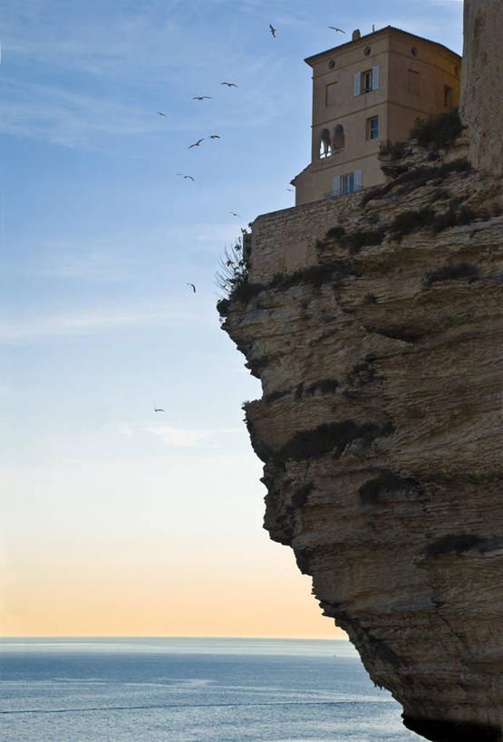 无人,竖图,室外,白天,风险,海洋,建筑,法国,鸟类,房屋,水平线,悬崖,云,飞,天空,自然,摄影,科西嘉,博尼法乔,危险,彩图