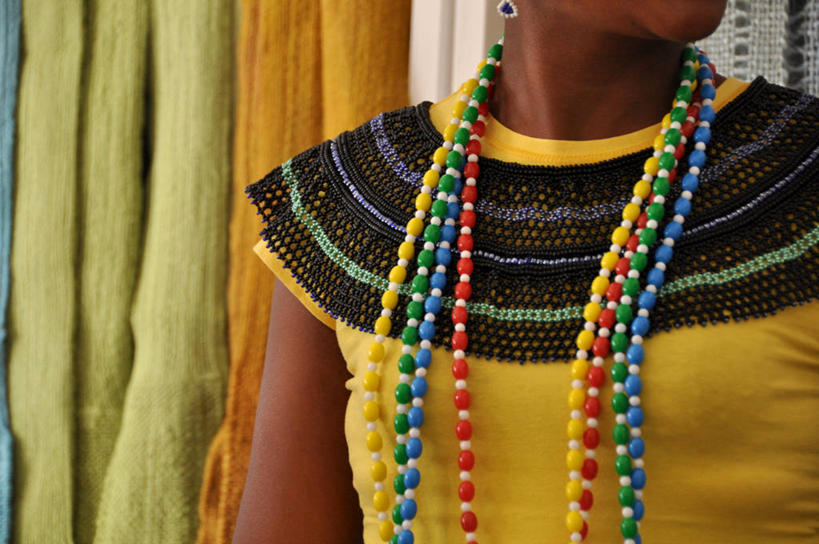 成年人,一个人,横图,室内,特写,项链,南非,仅一个年轻女性,仅一个女性,仅一个人,珠子,休闲装,摄影,部分,豪登省,约翰内斯堡,美术工艺,年轻女性,女人,女性,年轻人,彩图
