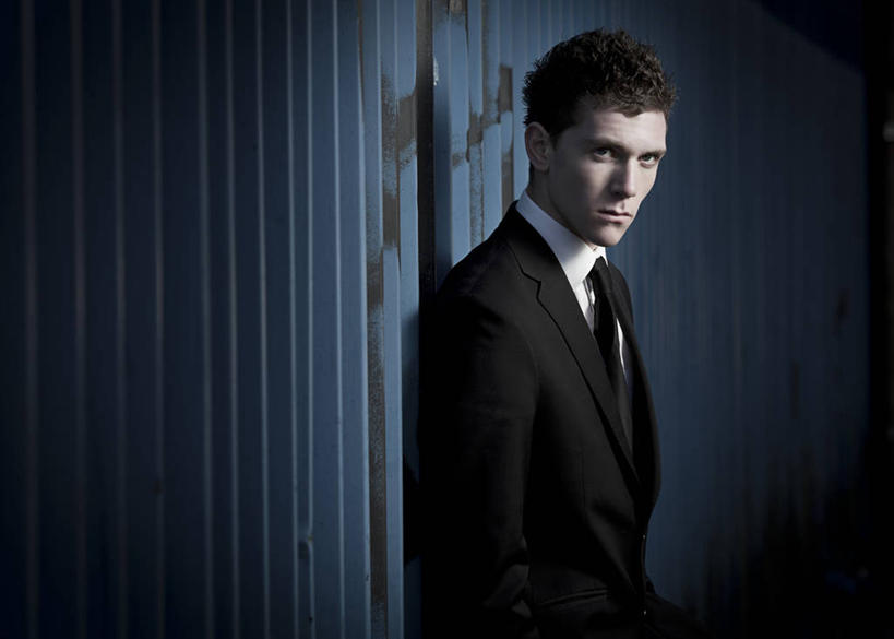 西方人,成年人,一个人,站,横图,室外,夜晚,侧面,城市,英国,欧洲,欧洲人,仅一个男性,仅一个人,套装,仅一个年轻男性,思考,凝视,摄影,肖像,普利茅斯,男人,男性,年轻男性,白种人,年轻人,半身,彩图,态度