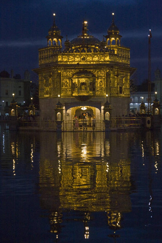 竖图,室外,夜晚,湖,水,建筑,印度,反射,云,历史,天空,地标建筑,摄影,宗教,照亮,印度文化,阿姆利则,彩图