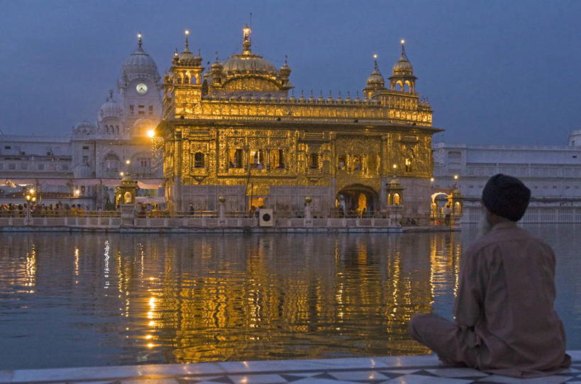 成年人,一个人,坐,横图,室外,湖,水,建筑,印度,仅一个男性,反射,头巾,背面,黄昏,地标建筑,祈祷,摄影,冥想,照亮,印度文化,万里无云,灵性,阿姆利则,彩图,传统服装,独处,锡克教