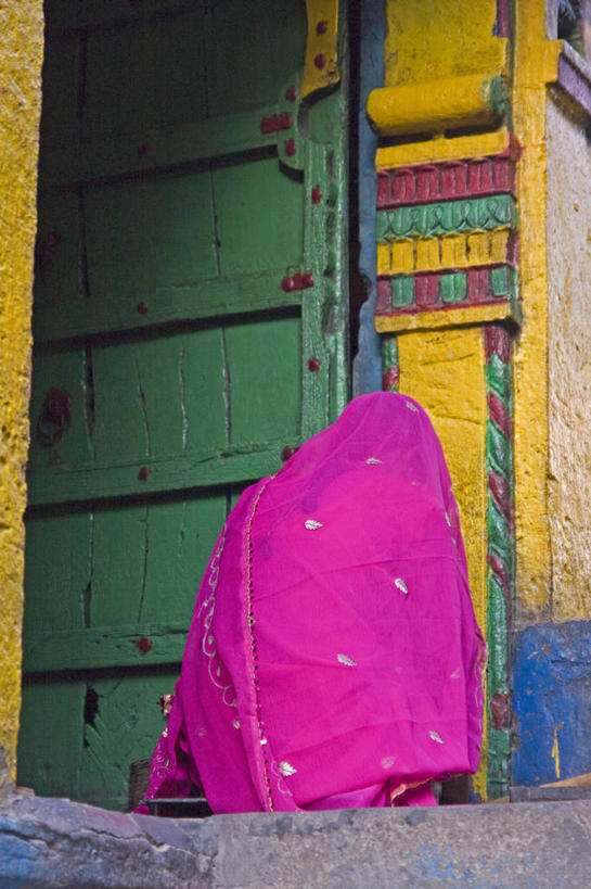 成年人,一个人,家庭,竖图,室外,白天,印度,仅一个女性,准备,背面,粉色,温暖,温馨,一家人,个性,摄影,和睦,印度文化,纱丽,拉贾斯坦邦,焦特普尔,烹调,半身,彩图,传统服装,融洽,传统文化