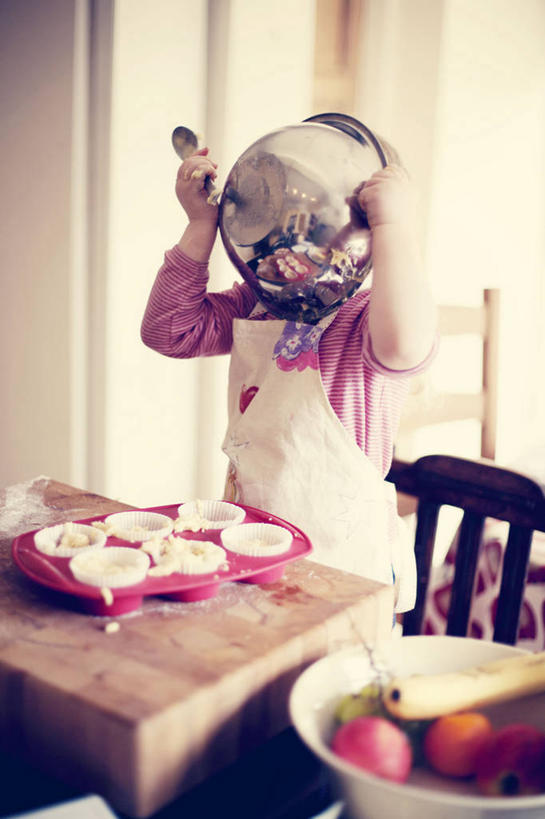 儿童,一个人,竖图,室内,白天,纯洁,桌子,水果,椅子,英国,仅一个女性,仅一个人,准备,围裙,餐盘,拿着,休闲装,饮食,小孩,汤匙,碗,仅一个小孩,可爱,童年,童趣,舔,遮,遮掩,摄影,掩盖,享乐,遮挡,童真,烂漫,无邪,遮盖,掩饰,纸托蛋糕,天真,女孩,女人,女性,孩子,半身,彩图,女生