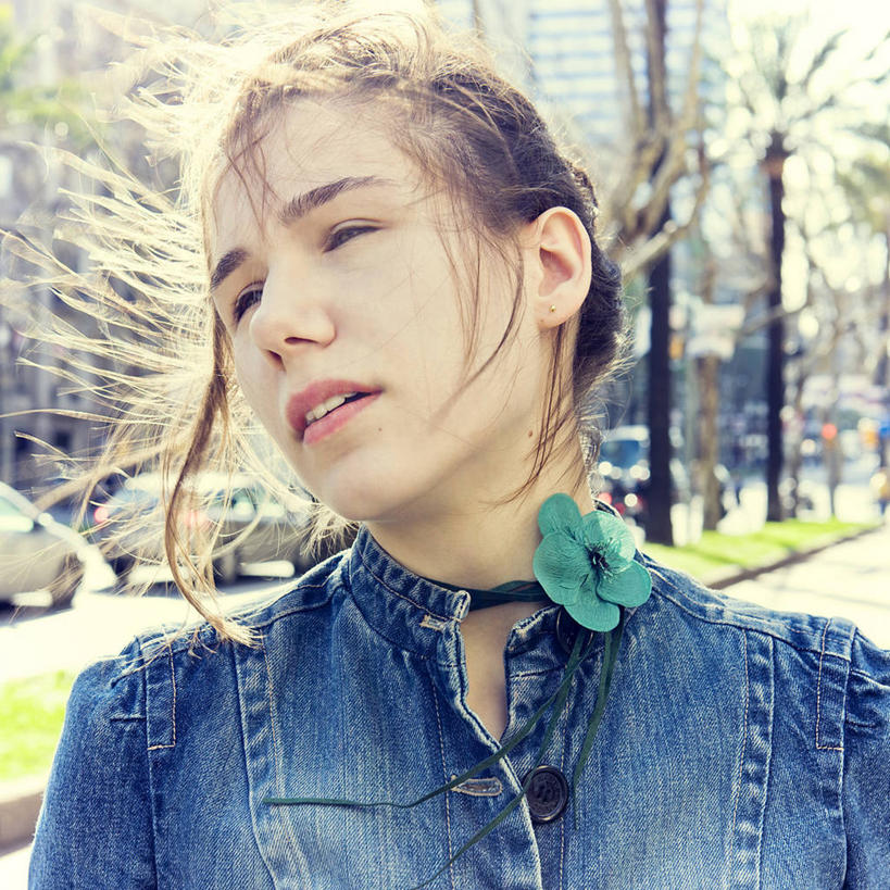 西方人,成年人,脸,头,脸颊,头发,一个人,方图,室外,特写,白天,汽车,项链,日光,西班牙,欧洲,巴塞罗那,欧洲人,仅一个年轻女性,仅一个女性,仅一个人,花纹,服装,外套,肩膀,树,衣服,思考,金色,摄影,服饰,夹克,衣着,夹克衫,穿着,写实,衣饰,茄克,年轻女性,女人,女性,白种人,年轻人,头部,脸部,脸蛋,面部,外衣,彩图,短外衣,乱发