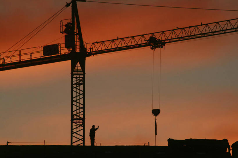 一个人,建筑工人,站,横图,室外,建筑业,西班牙,朦胧,模糊,挥手,黑色,天空,黄昏,建筑工地,工业,摄影,剪影,发展,进展,彩图