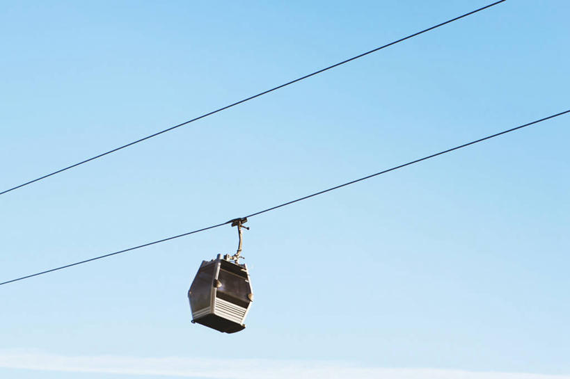 无人,横图,室外,白天,仰视,西班牙,巴塞罗那,联系,缆车,交通工具,运输,摄影,索道,万里无云,缆索铁路,钢缆,彩图,低角度拍摄,旅行