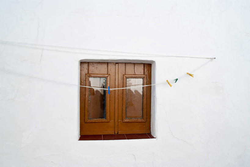 无人,横图,室外,白天,窗户,葡萄牙,木制,洗衣服,晾衣服,摄影,宁静,简单,衣夹,阿连特茹,彩图