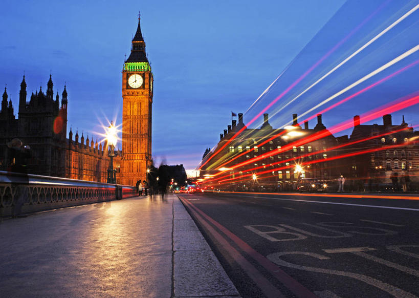 横图,室外,夜晚,运动模糊,长时间曝光,城市,道路,建筑,街道,路,公路,英国,尖顶,分界线,交通,首都,历史,钟塔,摄影,英文字母,车灯,迅速,照亮,政府大楼,政府,英国文化,万里无云,议会大楼,威斯敏斯特桥,马路,彩图