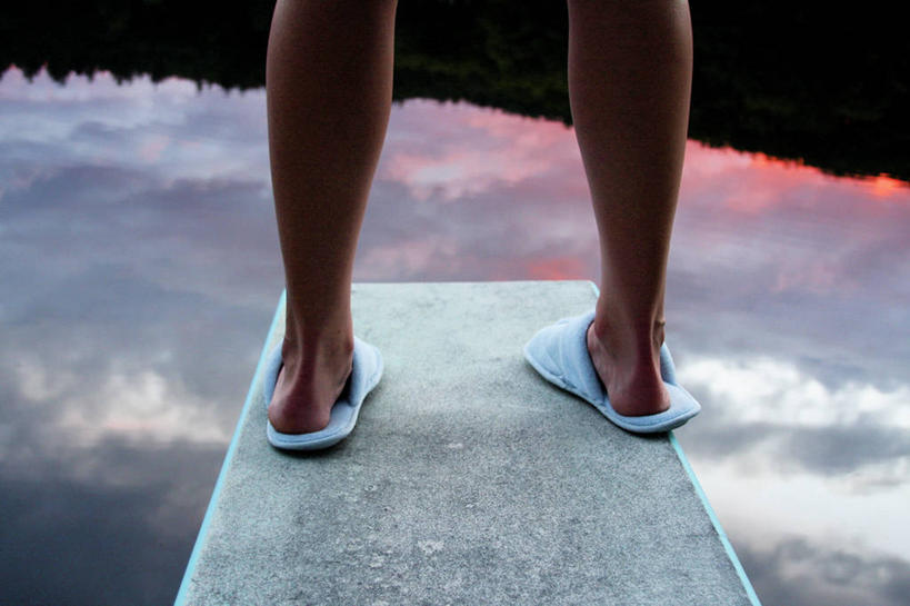 成年人,腿,一个人,站,横图,室外,特写,湖,日落,山,水,美国,仅一个女性,准备,反射,蓝色,拖鞋,个性,人体,摄影,宁静,部分,跳板,四肢,彩图