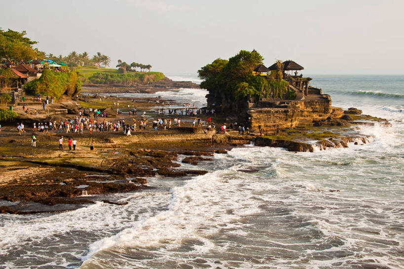横图,俯视,室外,白天,旅游,度假,海浪,海洋,印度尼西亚,岛,河岸,许多人,历史,自然,波浪,一群人,摄影,岩层,万里无云,海神庙,岩石,彩图,高角度拍摄,巴厘