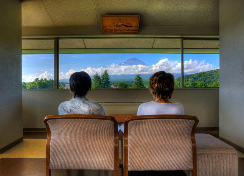 成年人,脸,头,脸颊,两个人,坐,横图,室内,白天,度假,窗户,酒店,富士山,日本,日本文化,并排,云,休闲装,肩膀,背面,天空,自然,放松,摄影,扶手椅,享乐,女人,头部,脸部,脸蛋,面部,彩图,河口湖