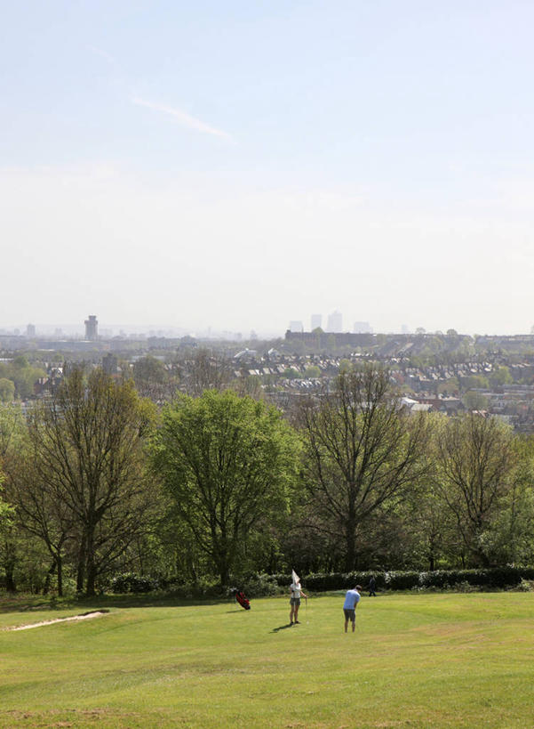 成年人,两个人,站,竖图,室外,白天,天际线,城市,英国,朦胧,模糊,球洞,首都,高尔夫球场,树,摄影,享乐,万里无云,高尔夫球运动,男人,女人,休闲活动,彩图