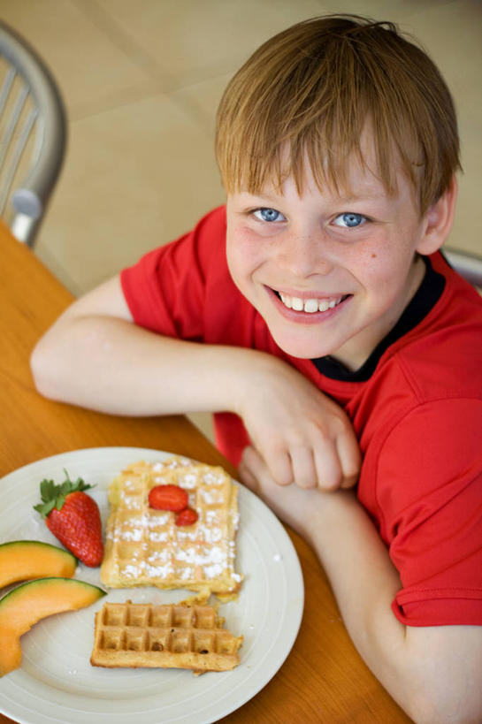 西方人,儿童,脸,头,眼睛,脸颊,头发,一个人,坐,笑,吃,微笑,露齿笑,竖图,室内,特写,早餐,快乐,幸福,纯洁,餐桌,桌子,草莓,芒果,椅子,法国,欧洲,欧洲人,仅一个男性,仅一个人,咬,饭厅,休闲装,饮食,肩膀,小孩,蓝色,盘子,仅一个小孩,金色,华夫饼干,可爱,童年,童趣,摄影,咬着,清新,肖像,童真,烂漫,无邪,健康食物,天真,男孩,男人,男性,白种人,孩子,头部,脸部,脸蛋,面部,彩图,男生