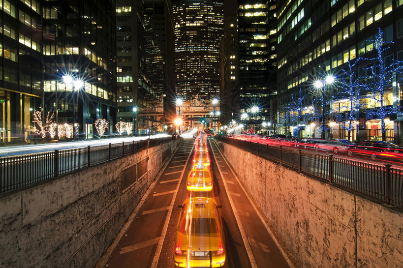 无人,栏杆,横图,室外,夜晚,运动模糊,长时间曝光,城市,建筑,路灯,出租车,汽车,纽约,美国,隧道,现代,车,黄色,交通工具,轿车,运输,摄影,照亮,载具,的士,计程车,纽约州,彩图,旅行,公园大道