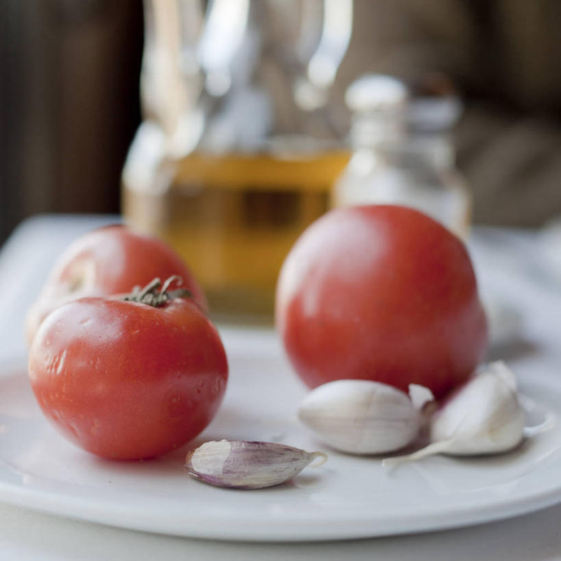 无人,方图,室内,特写,白天,西红柿,西班牙,巴塞罗那,反射,罐子,调料,盐,橄榄油,调味品,调味料,饮食,食盐,玻璃制品,红色,盘子,玻璃瓶,瓶子,摄影,蒜瓣,清新,健康食物,大蒜,彩图