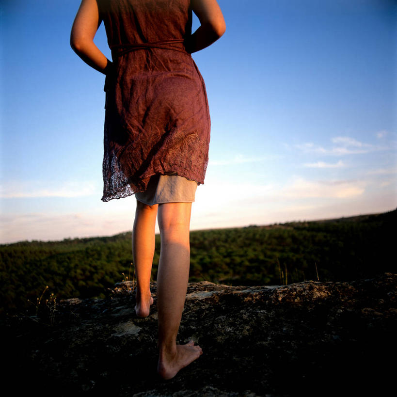 成年人,一个人,方图,室外,日光,西班牙,仅一个女性,地平线,地形,云,辽阔,地面,休闲装,背面,自然,黄昏,广阔,赤脚,摄影,宁静,一望无际,延伸,天地相交,无边无际,一马平川,休闲活动,步行,彩图,独处,瓜达拉哈拉省