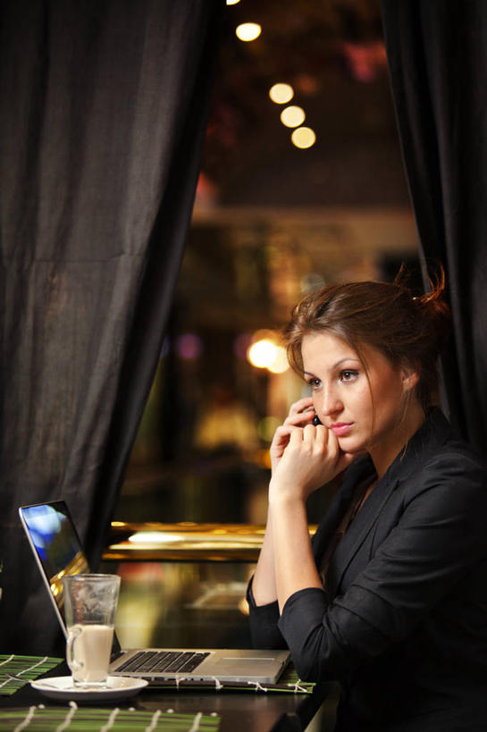 西方人,成年人,一个人,商务人士,商务女性,坐,打电话,竖图,室内,商务,通讯,笔记本电脑,技术,桌子,手机,椅子,欧洲,俄罗斯,欧洲人,仅一个年轻女性,仅一个女性,仅一个人,套装,首都,联系,听,拿着,思考,摄影,照亮,企业,公司,商务装,工薪阶层,莫斯科,无线电技术,年轻女性,女人,女性,白种人,年轻人,白领,上班族,半身,彩图,俄罗斯人