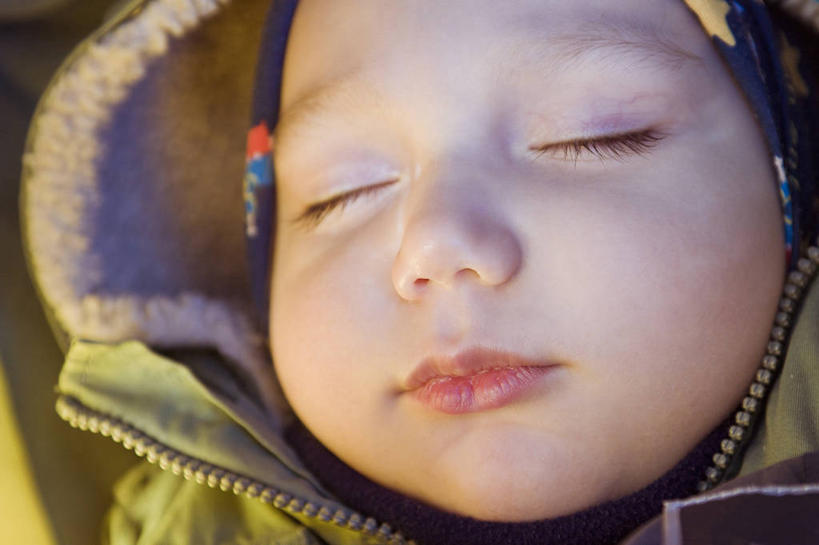 西方人,婴儿,儿童,脸,头,脸颊,一个人,横图,室外,特写,白天,纯洁,法国,欧洲,欧洲人,仅一个人,肩膀,小孩,放松,寒冷,可爱,童年,人体,摄影,活泼,宝宝,纯真,烂漫,无邪,写实,普瓦捷,伶俐,天真,白种人,孩子,头部,脸部,脸蛋,面部,闭着眼睛,睡觉,彩图