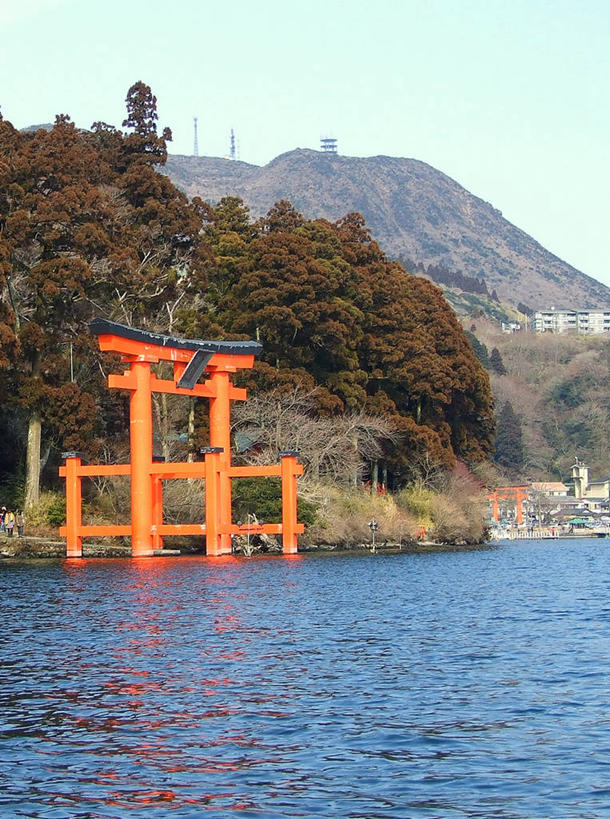 无人,竖图,室外,白天,仰视,湖,山,建筑,日本,日本文化,反射,鸟居,树,天空,自然,摄影,宗教,佛教,宁静,山梨县,彩图,低角度拍摄