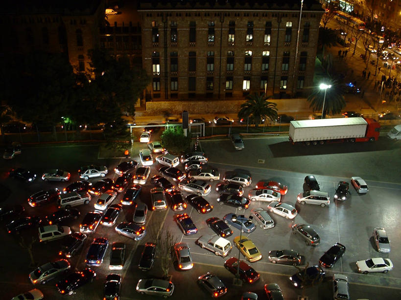 无人,停车场,横图,俯视,室外,夜晚,西班牙,巴塞罗那,交通,树,运输,摄影,照亮,彩图,高角度拍摄,混沌,交通堵塞