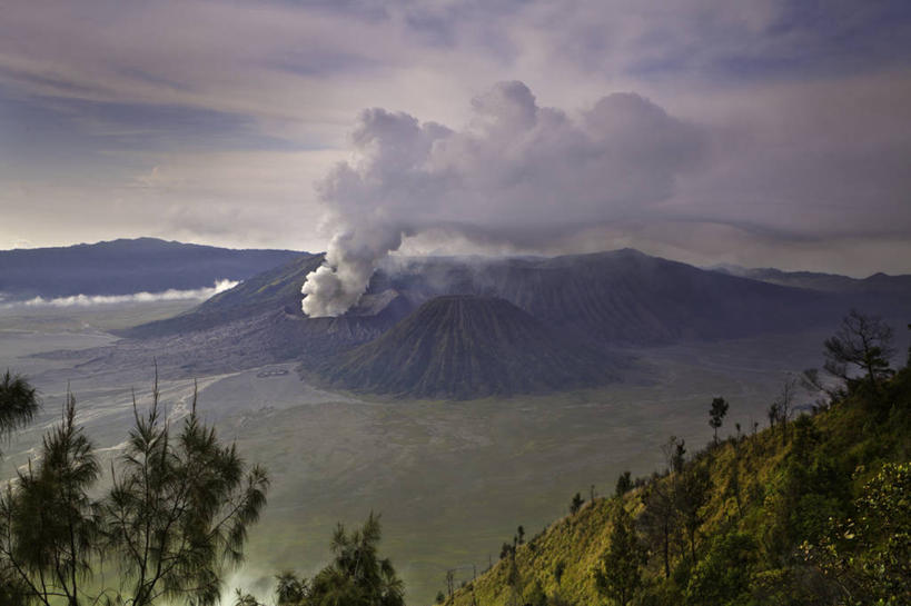 无人,横图,俯视,室外,火山,美景,印度尼西亚,环保,景观,云,自然灾害,树,天空,自然,黄昏,烟,景色,摄影,能源,宁静,回收,资源,自然风光,爆发,利用,低碳,循环,持续,爪哇,婆罗摩火山,东爪哇,彩图,高角度拍摄