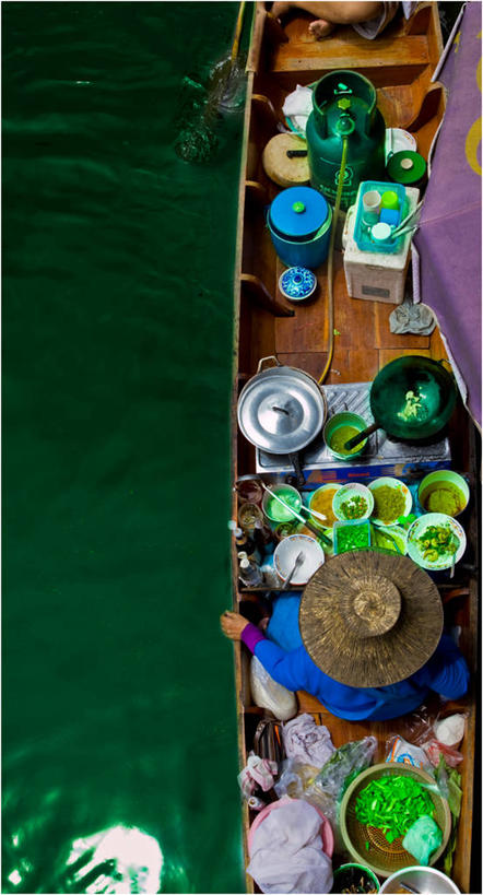 成年人,一个人,竖图,俯视,室外,白天,商务,河流,船,餐具,泰国,仅一个女性,小贩,准备,漂浮,草帽,市场,休闲装,饮食,水上市场,零售,运输,摄影,贩卖,泰国食品,泰国文化,烹调,半身,彩图,高角度拍摄