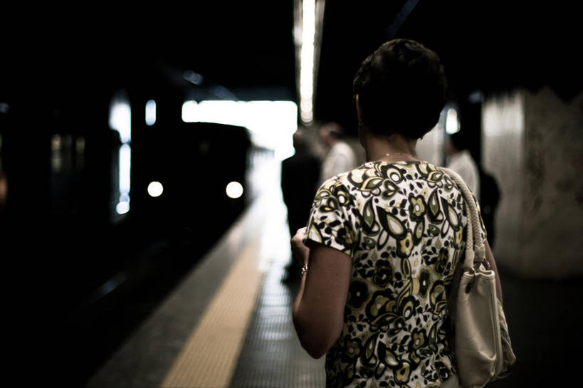 成年人,中年人,一个人,横图,室外,白天,地铁,火车,车站,意大利,仅一个女性,仅一个人,包,首都,仅一个中年女性,运输,摄影,等,女人,女性,中年女性,半身,彩图,旅行