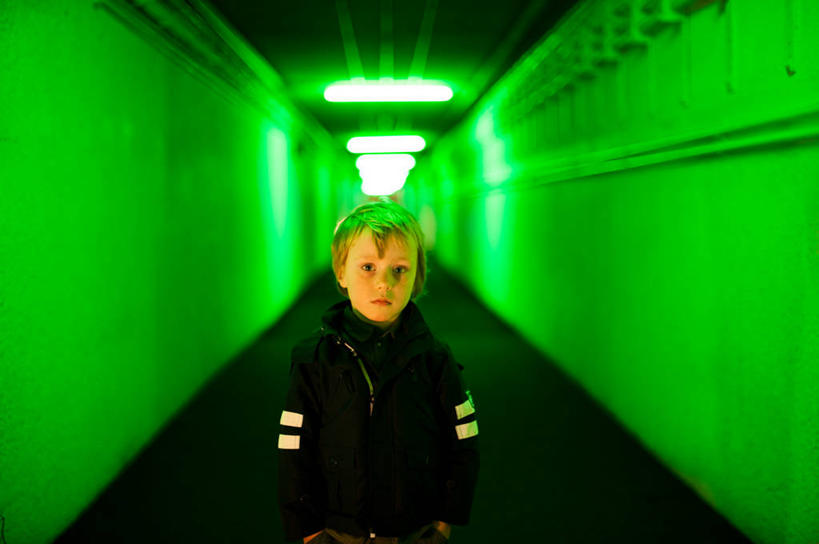 西方人,儿童,头发,一个人,横图,室内,白天,纯洁,英国,欧洲,欧洲人,仅一个男性,仅一个人,隧道,小孩,绿色,仅一个小孩,金色,可爱,童年,童趣,摄影,保护,核电站,肖像,童真,烂漫,无邪,荧光灯,想法,防空洞,天真,危险,男孩,男人,男性,白种人,孩子,半身,彩图,男生