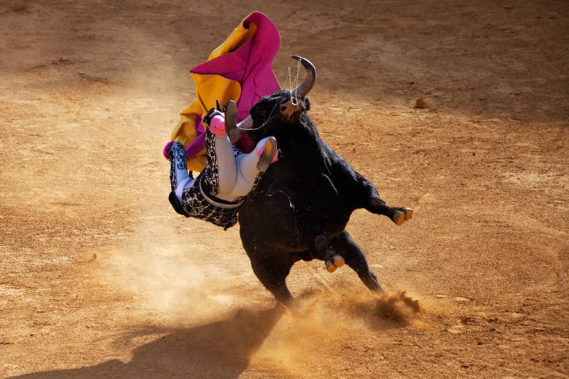 成年人,一个人,横图,俯视,室外,白天,锻炼,快乐,风险,比赛,运动,竞争,斗牛,牛,西班牙,仅一个男性,娱乐,休闲,家畜,摄影,落下,体育运动,打斗,无忧无虑,体育,彩图,高角度拍摄,健身,西班牙斗牛,传统文化