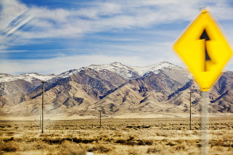 无人,横图,室外,白天,旅游,度假,美景,沙漠,山脉,雪,雪山,美国,景观,云,杆,方向,娱乐,自然,享受,休闲,景色,放松,寒冷,摄影,宁静,自然风光,交通标志,内华达州,彩图,80号州际公路