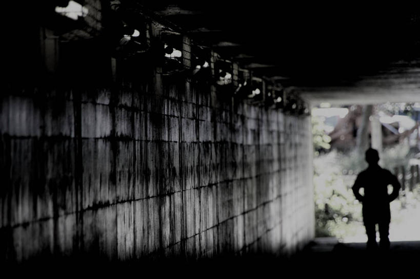 一个人,公园,站,横图,室内,白天,建筑,日本,朦胧,模糊,隧道,神奈川县,黑色,叉腰,摄影,照亮,剪影,彩图,独处,苦尽甘来