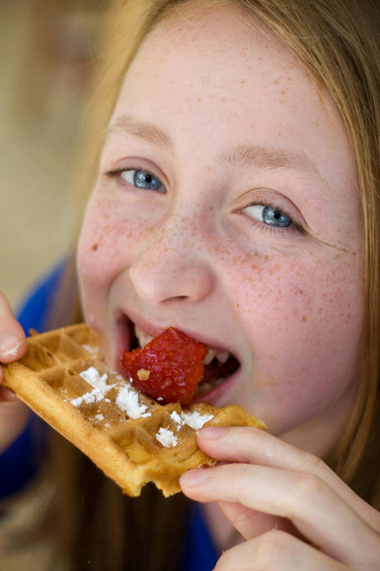 西方人,儿童,脸,头,眼睛,脸颊,头发,一个人,笑,吃,微笑,露齿笑,竖图,特写,快乐,幸福,纯洁,草莓,法国,欧洲,欧洲人,仅一个女性,仅一个人,咬,拿着,休闲装,饮食,肩膀,小孩,蓝色,甜食,仅一个小孩,金色,华夫饼干,可爱,童年,童趣,摄影,咬着,享乐,雀斑,清新,肖像,童真,烂漫,无邪,糖粉,天真,女孩,女人,女性,白种人,孩子,头部,脸部,脸蛋,面部,彩图,女生