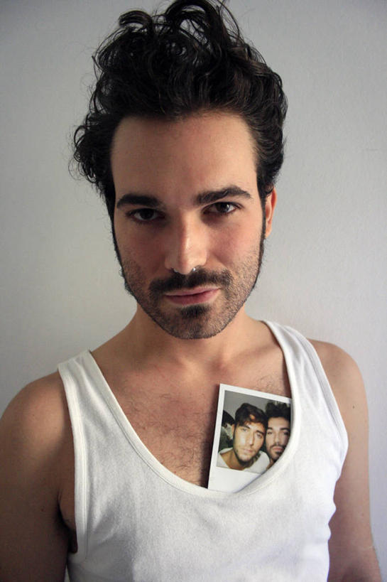 成年人,脸,头,脸颊,头发,一个人,竖图,照片,特写,正面,信心,西班牙,巴塞罗那,仅一个男性,仅一个人,灰色背景,背心,肩膀,仅一个年轻男性,黑色,摄影,加泰隆尼亚,肖像,男人,男性,年轻男性,年轻人,头部,脸部,脸蛋,面部,彩图,影棚拍摄,胡茬,英俊,态度