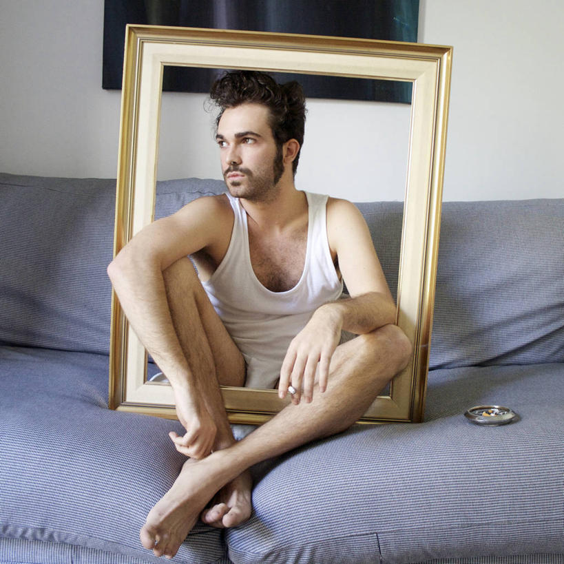 西方人,成年人,一个人,坐,方图,室内,白天,沙发,相框,西班牙,欧洲,巴塞罗那,欧洲人,仅一个男性,仅一个人,阴影,背心,仅一个年轻男性,思考,摄影,创造力,起居室,加泰隆尼亚,想法,男人,男性,年轻男性,白种人,年轻人,双腿交叉,彩图,胡茬