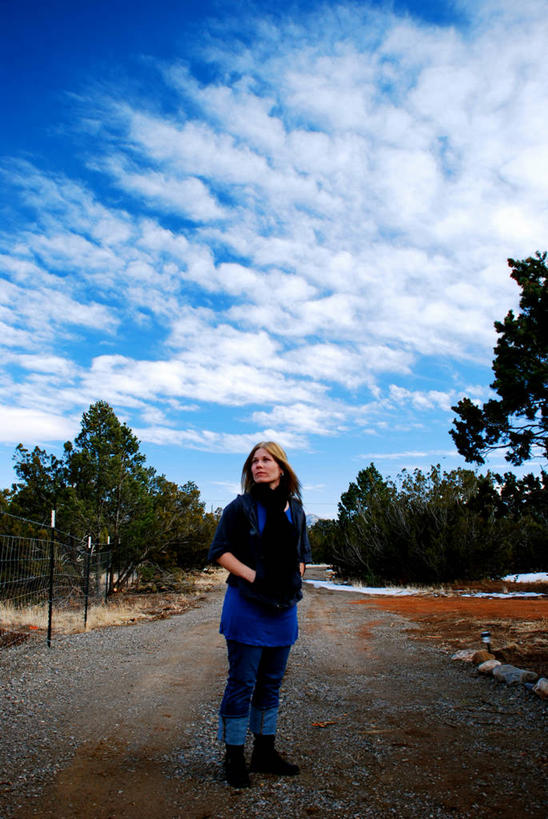 西方人,成年人,中年人,头发,一个人,站,竖图,室外,白天,正面,欧洲,美国,欧洲人,仅一个女性,仅一个人,云,休闲装,树,天空,仅一个中年女性,思考,金色,个性,摄影,手插袋,新墨西哥,阿尔伯克基,女人,女性,中年女性,白种人,插兜,手插兜,彩图,单行道,手抄兜