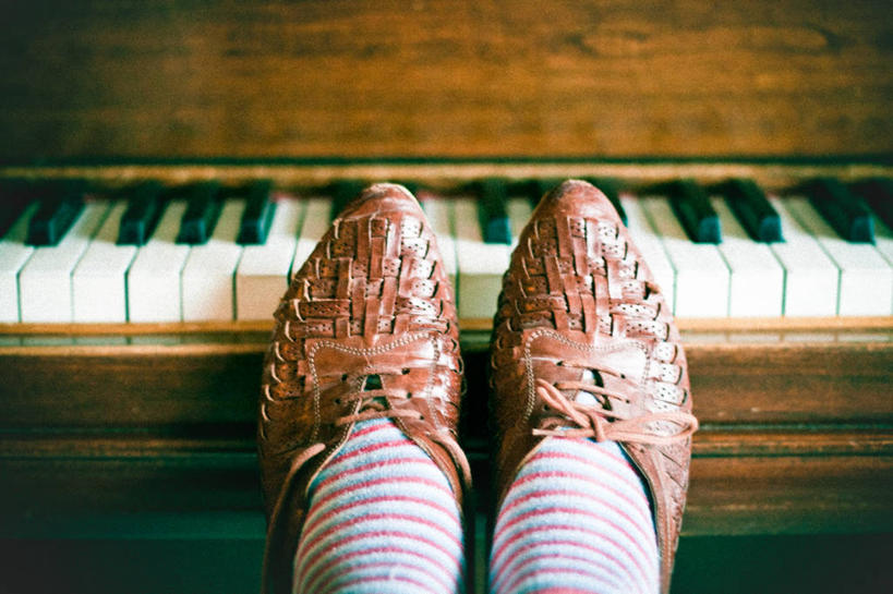 一个人,横图,特写,鞋子,加拿大,条纹,钢琴,皮革,音乐,袜子,个性,摄影,彩图